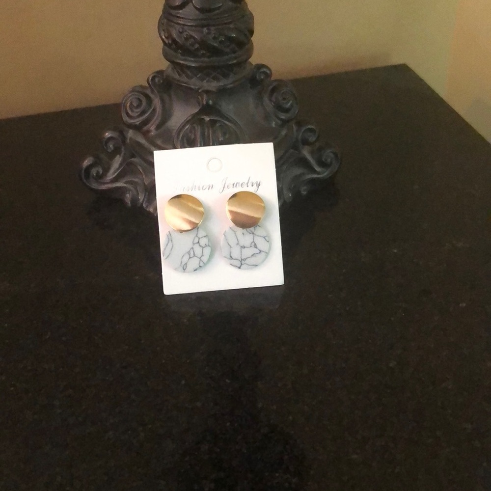NWT- Gold tone and marble look earrings!